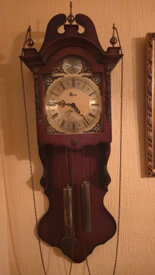 Reloj de péndulo antiguo de madera