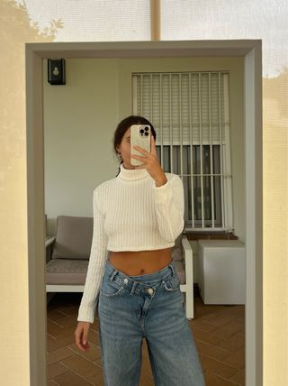 Jersey crop cuello alto blanco