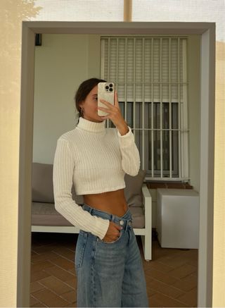 Jersey crop cuello alto blanco