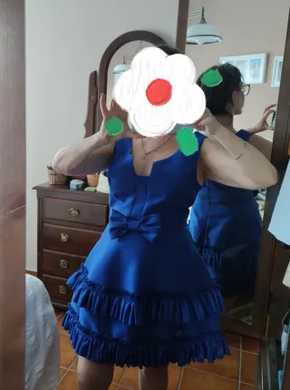 Vestido azul con volantes y lazo