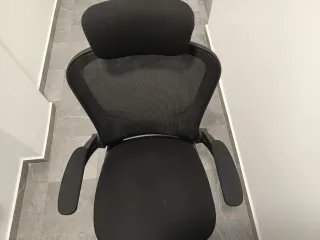 Silla de oficina negra casi sin uso