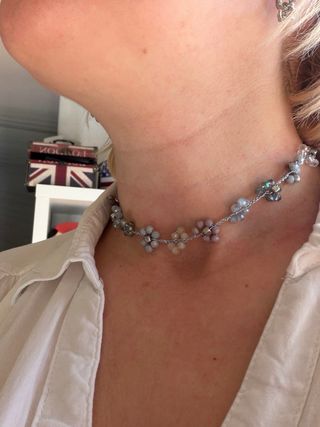 Collana artigianale fiori grigio-argento