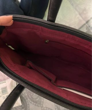 Bolso negro de mano y hombro