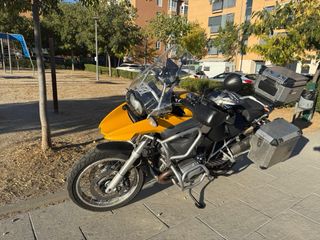 Moto BMW GS Amarilla con Maletas