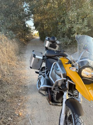 Moto BMW GS Amarilla con Maletas