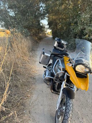 Moto BMW GS Amarilla con Maletas