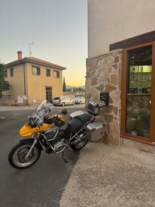Moto BMW GS Amarilla con Maletas