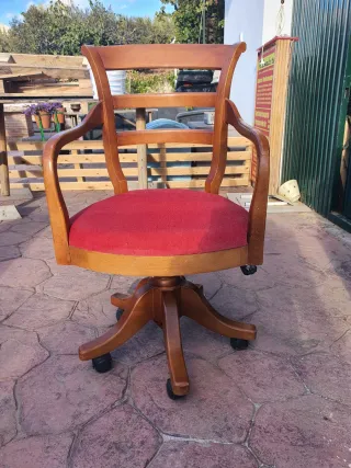 Sillión antiguo de oficina madera restaurada
