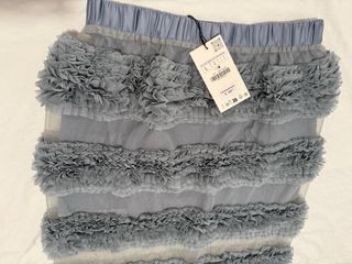 Falda gris con volantes