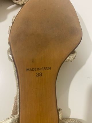 Sandalias doradas de tacón bajo para mujer