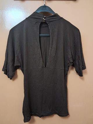 Camiseta marrón cuello alto manga corta