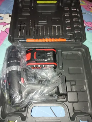 Taladro y maletín con accesorios