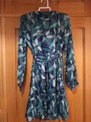 Vestido de estampado floral azul y verde