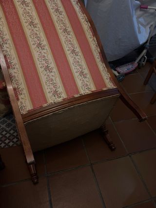 Sillón cómodo tela y madera venta en persona.