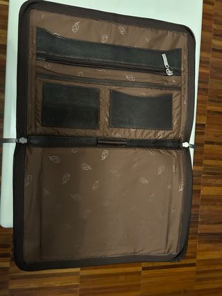 Cartera de mano piel marrón con cremallera