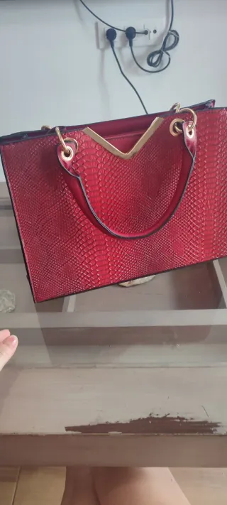 Bolso rojo con detalles dorados