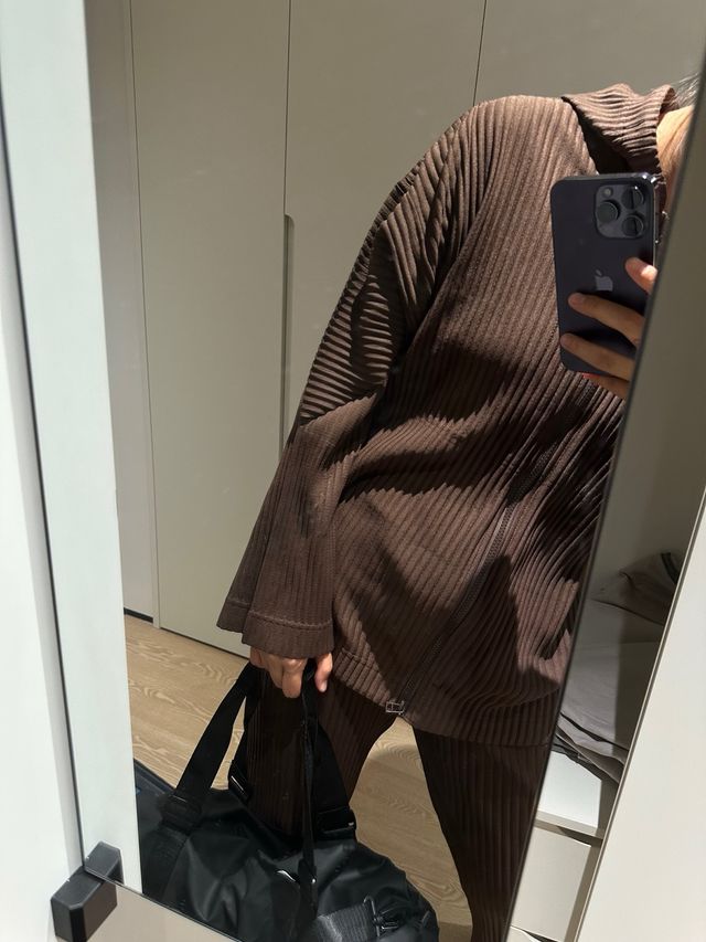 Traje Issey Miyake Marrón Plisado