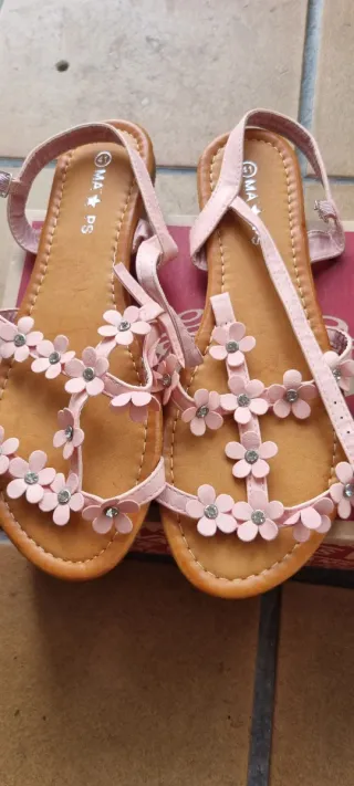 Sandalias planas rosas con flores