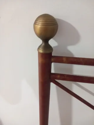 Cabecero de forja rojo y dorado