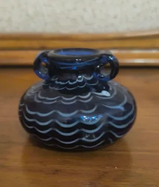 Jarrón de cristal azul con asas