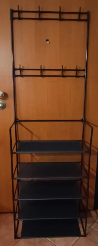 Appendiabiti con mensole e ganci