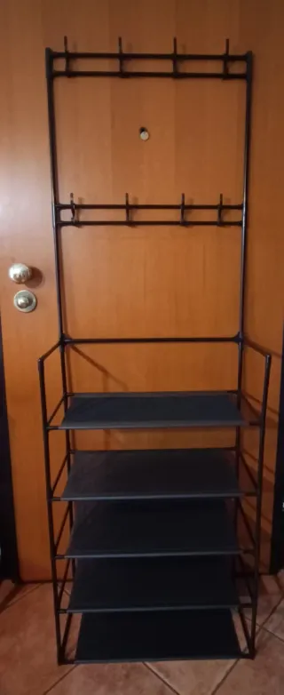 Appendiabiti con mensole e ganci