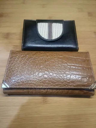 2 Carteras de piel (negra y marrón)