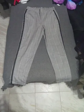 Pantalones de cuadros grises con raya lateral