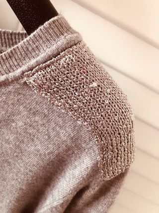 Vestido punto fino gris con detalles plateados