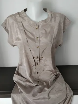 Vestido beige con adornos de botones