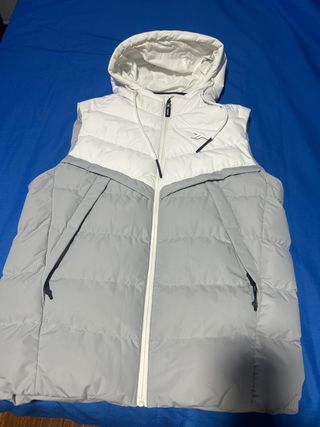Chaleco acolchado gris y blanco con capucha