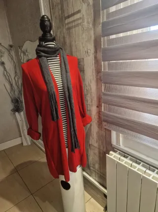 Chaqueta de punto roja y gris