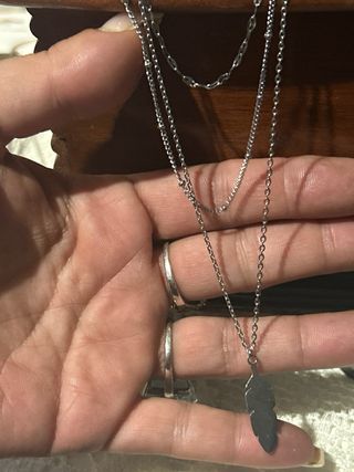 Colgante triple cadena con pluma