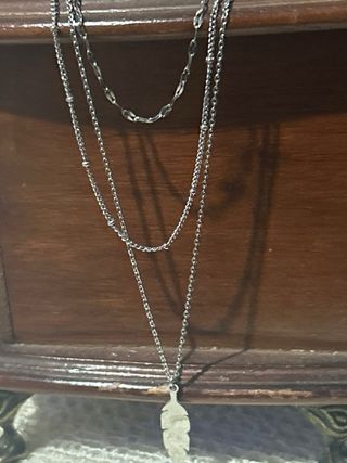 Colgante triple cadena con pluma