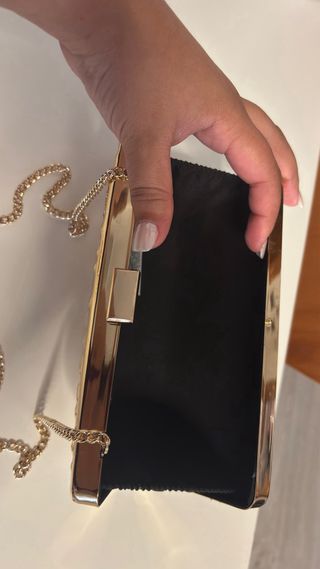 Bolso de mano dorado martillado
