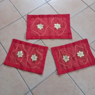 Centrini natalizi rossi con applicazioni