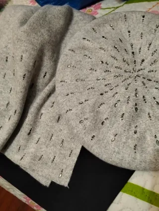 Conjunto bufanda y gorro gris con pedrería