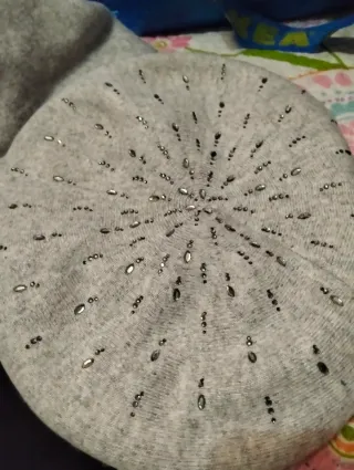 Conjunto bufanda y gorro gris con pedrería