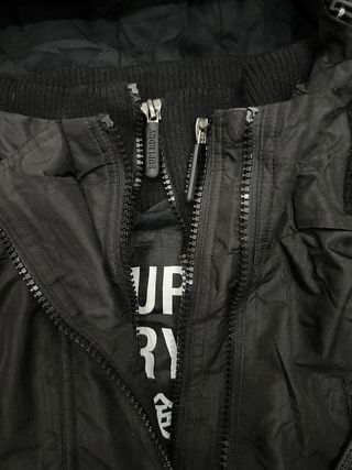 Giubbotto Superdry nero con cappuccio - MNTN Colle