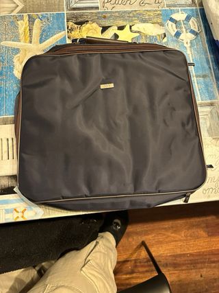 Bolso de mano azul y marrón