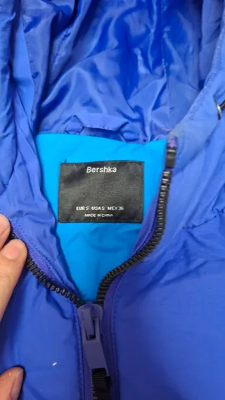 Anorak Bershka azul/morado Talla S