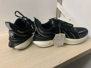 Zapatillas ONEMIX Negras y Blancas