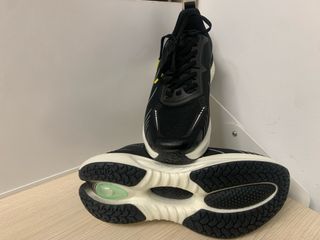 Zapatillas ONEMIX Negras y Blancas