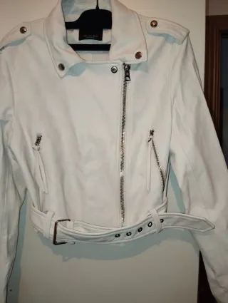 Chaqueta Bershka blanca estilo cuero