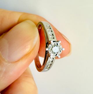 Anillo Oro 18K Solitario Diamantes Naturales
