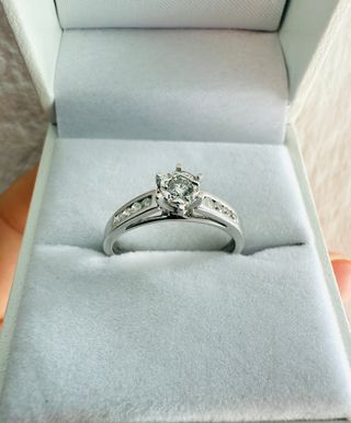Anillo Oro 18K Solitario Diamantes Naturales