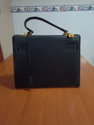 Bolso negro piel con candado dorado