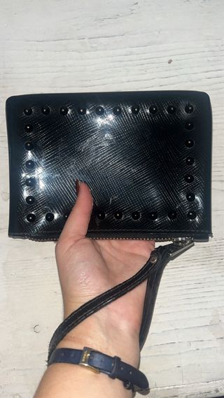 Pochette nera con borchie