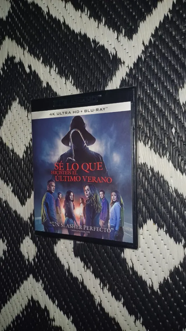 PRECINTADA! SÉ LO QUE  HICISTEIS EL  ÚLTIMO VERAN0