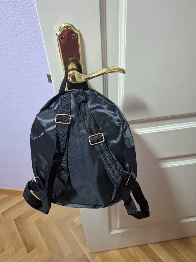 Mochila pequeña moderna negra